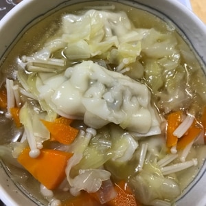 冷凍餃子で簡単♪☆餃子入り野菜コンソメスープ